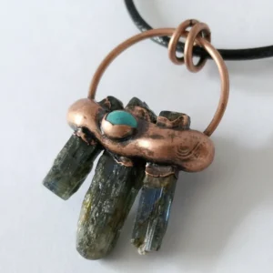 Dije Bohemio Con picos de turmalina verde